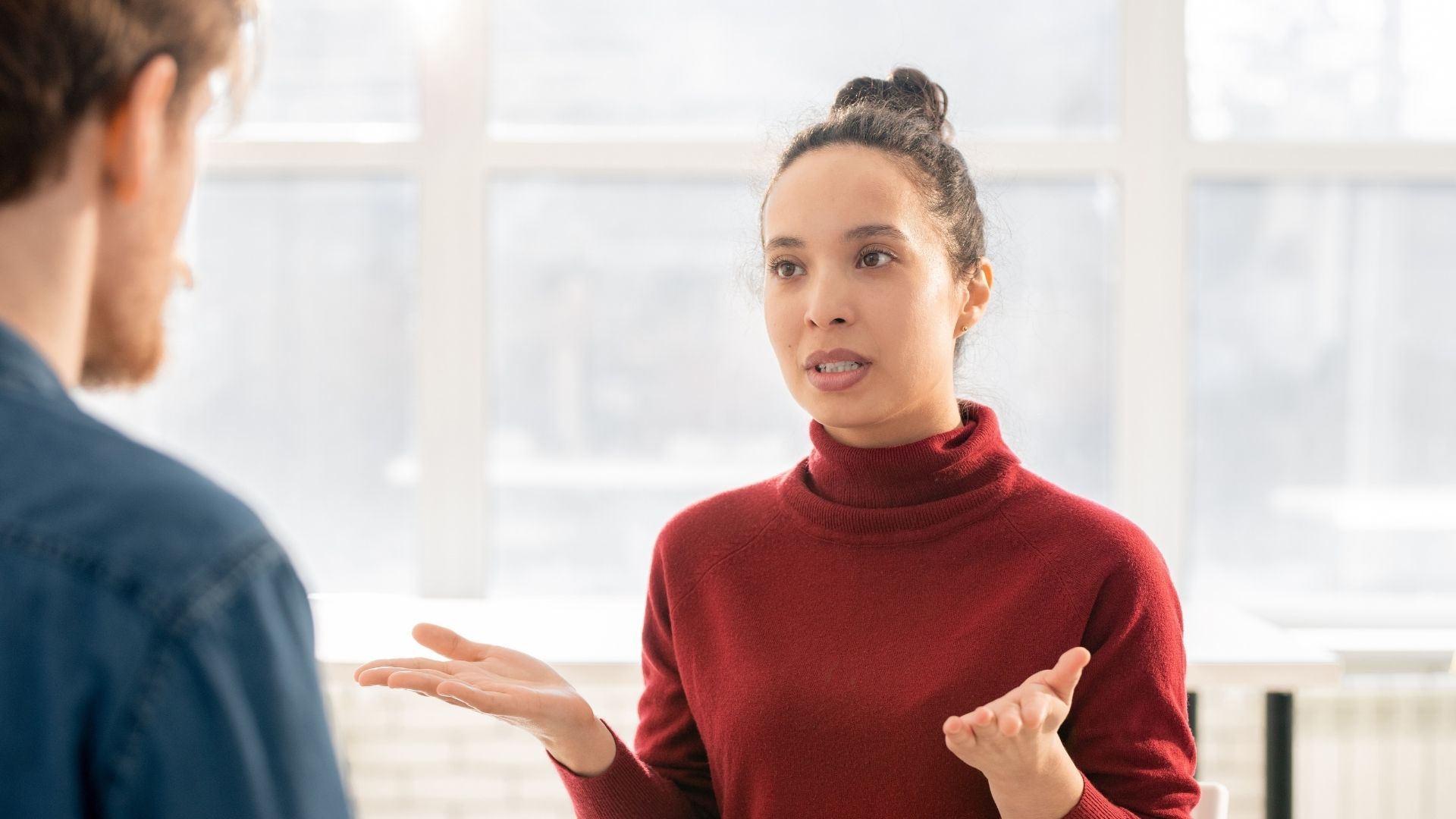 Psicología explica por qué alguien evita la mirada durante una conversación
